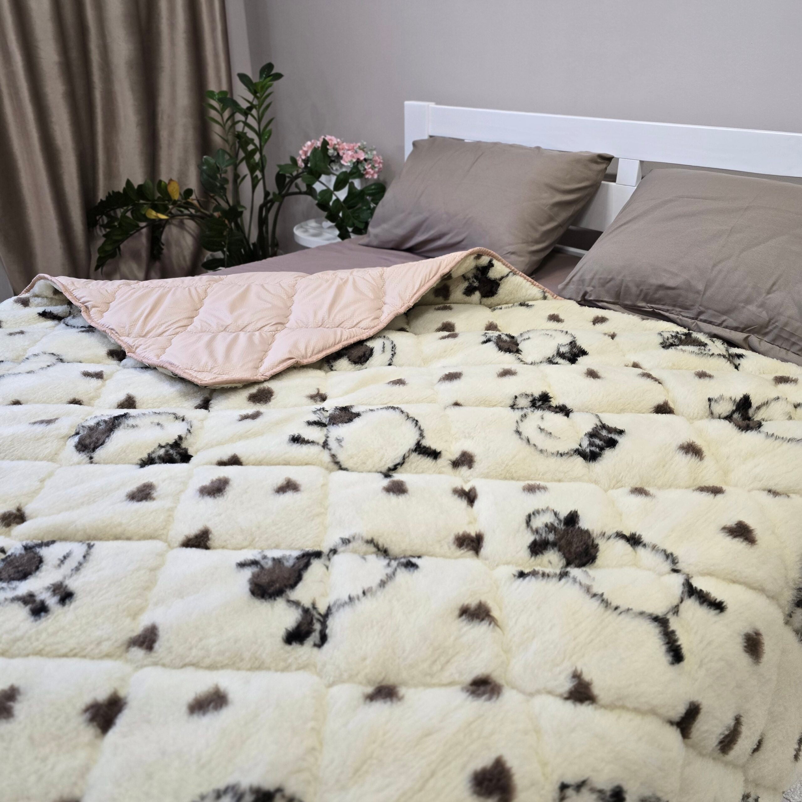 Тепла та м'яка – зимова ковдра з баранцями