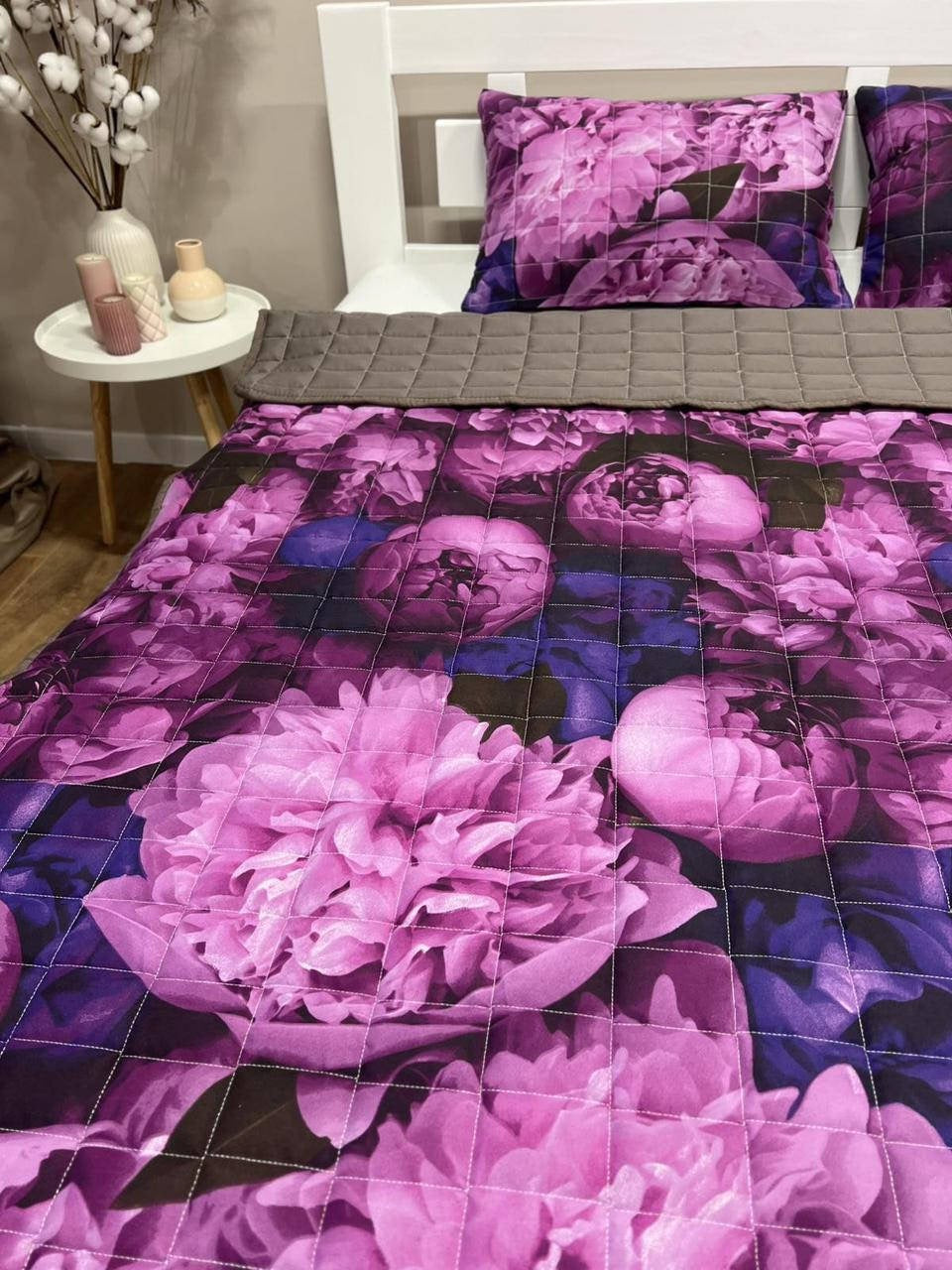 Bedspread with peony patterned pillows