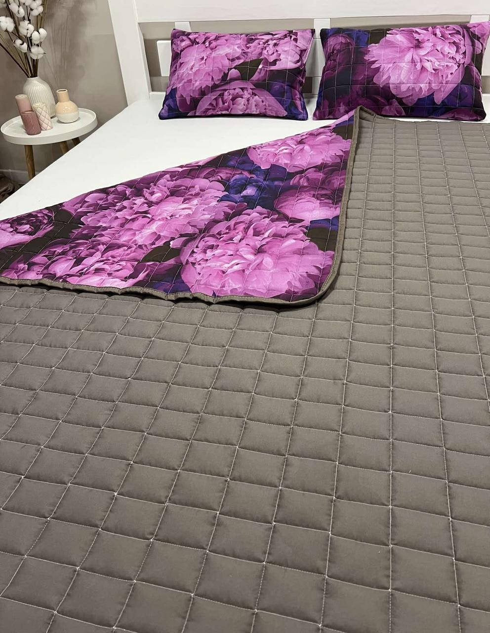 Bedspread with peony patterned pillows