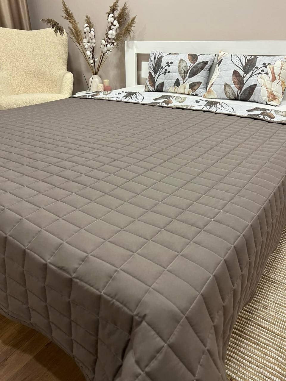 Bedspread with pillows with magnolia flower pattern