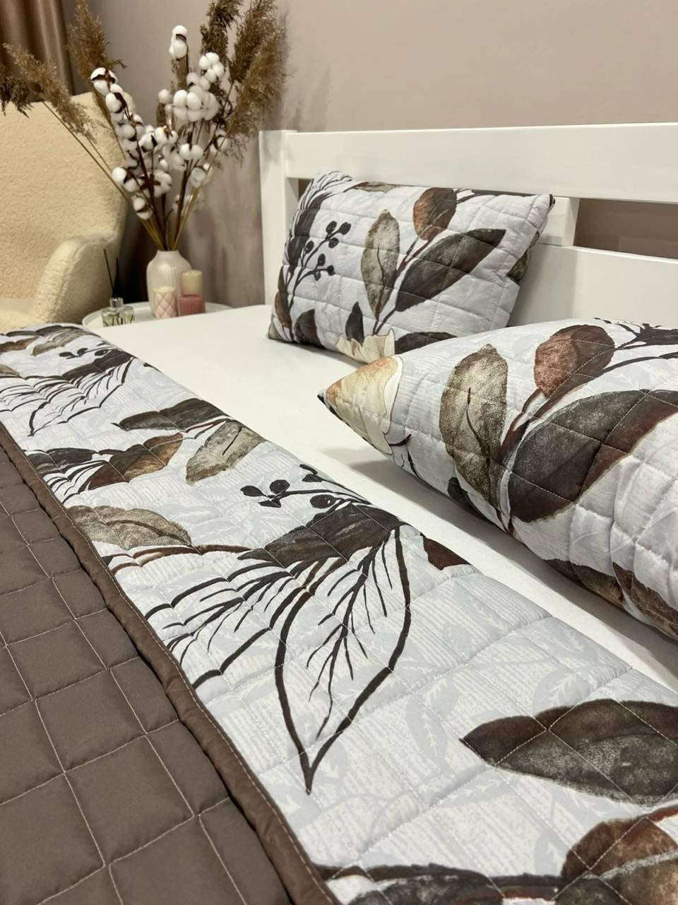 Bedspread with pillows with magnolia flower pattern