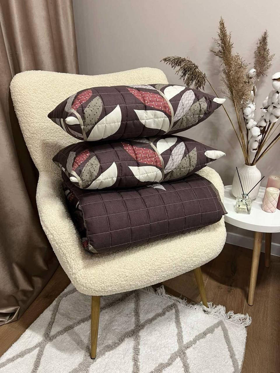 Bedspread with pillows with chocolate leaf pattern