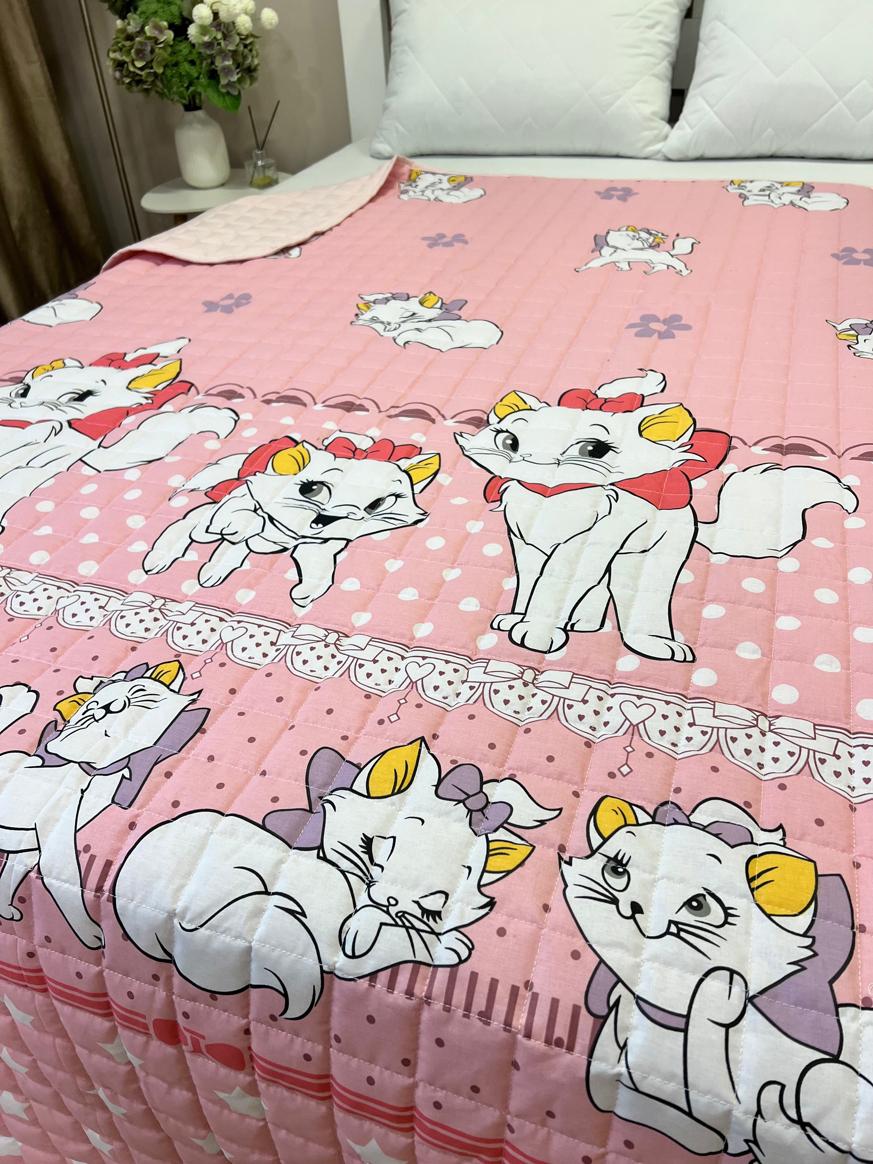 Children's blanket with a cat pattern