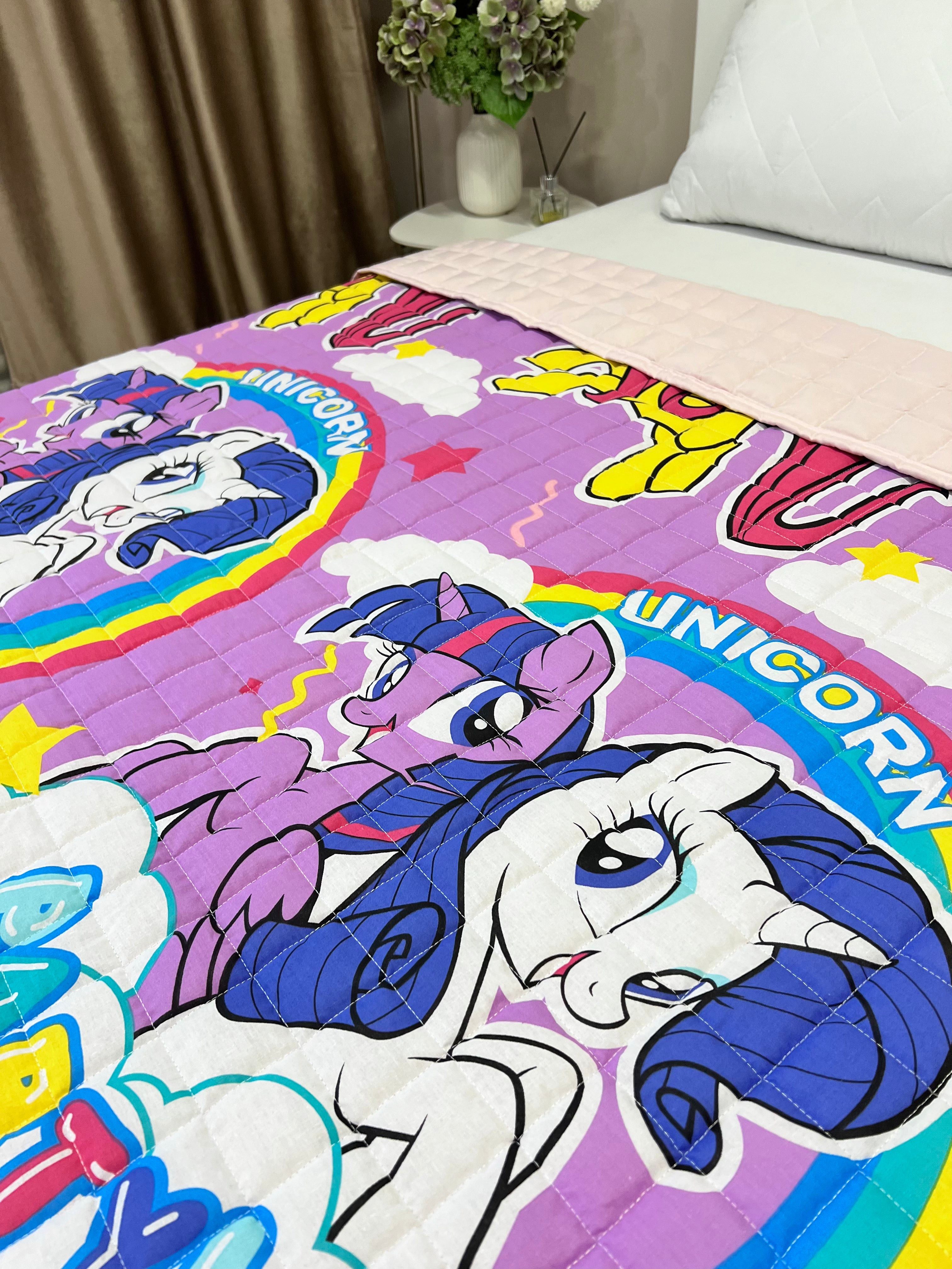 Children's blanket with a unicorn pattern