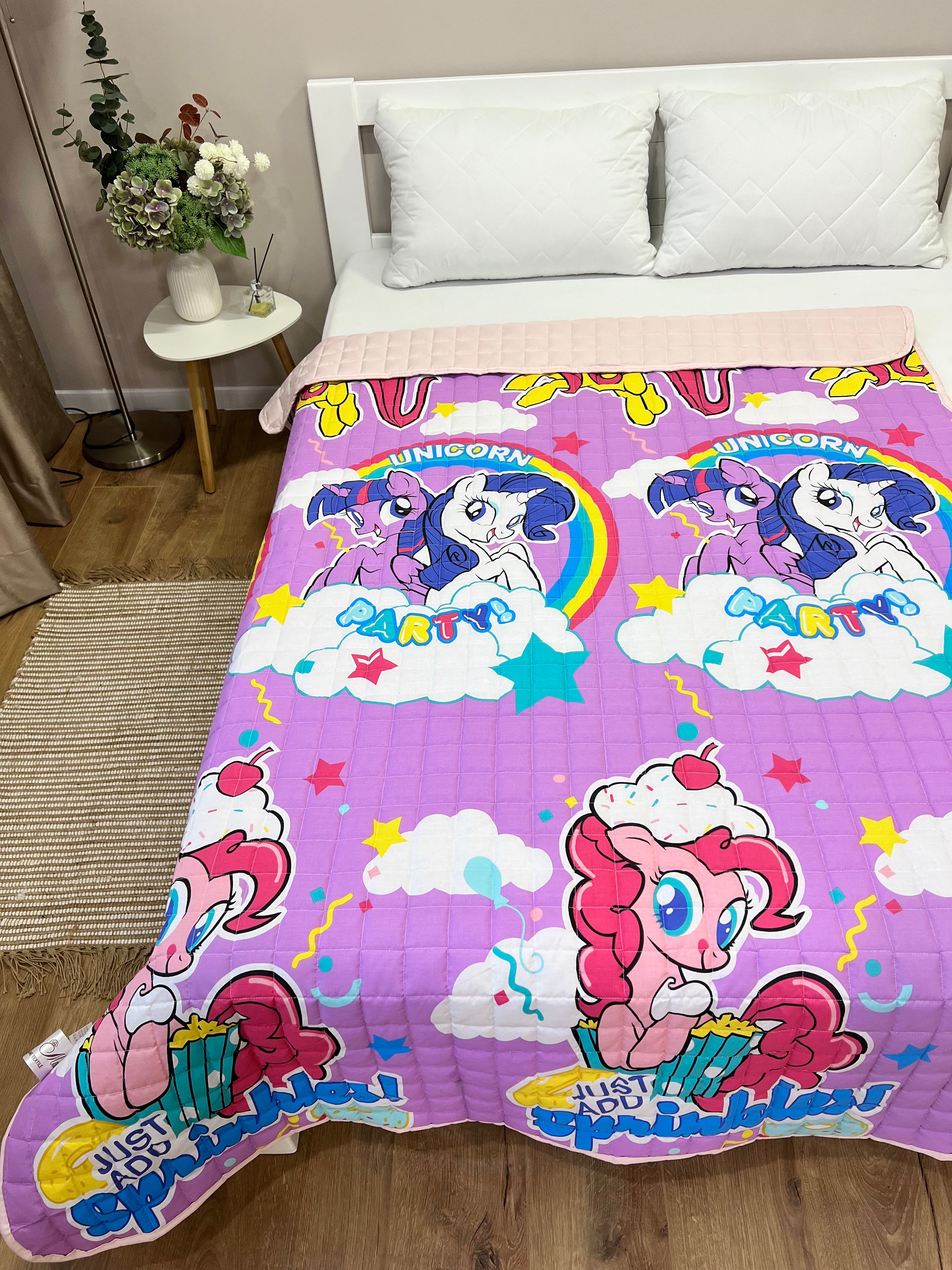 Children's blanket with a unicorn pattern